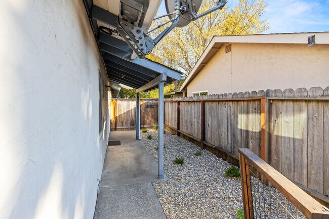 Building Photo - 400-402 Underhill Drive