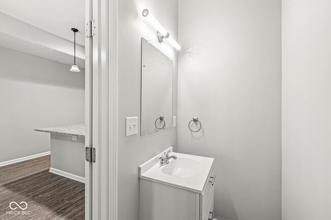 Building Photo - 2345 N Kenwood Ave