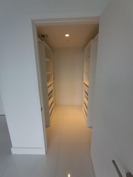 Building Photo - 1010 SW 2nd Ave