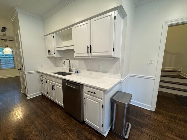 Building Photo - Nice Brick 2/2.5 Townhome in Atlanta- $2,750