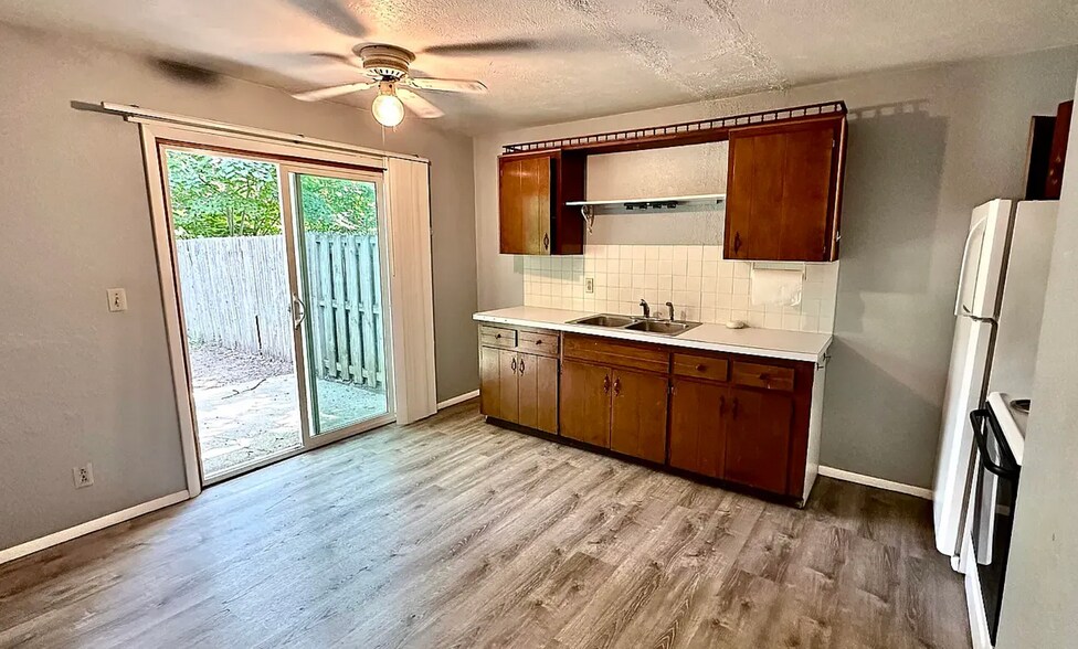 Building Photo - 3917 Reinhardt Dr