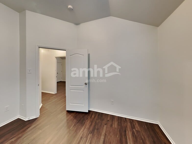Building Photo - 7702 Summer Dale Dr