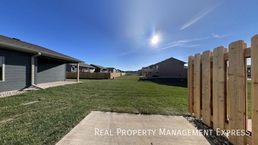 Building Photo - 3-Bedroom, 1.5 Bath Townhome