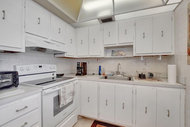 Building Photo - 443 Burgundy N