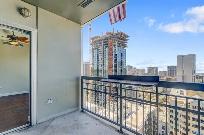 Building Photo - 300 W Beech St