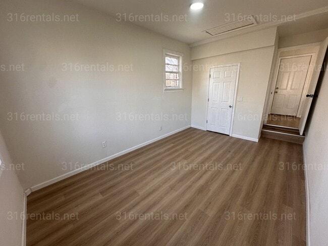 Building Photo - $925 - 3 bedroom/ 1 bathroom - Single Family Home