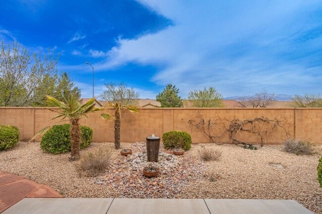 Building Photo - Bright & Beautiful 2 Bedroom Home in Sun R...