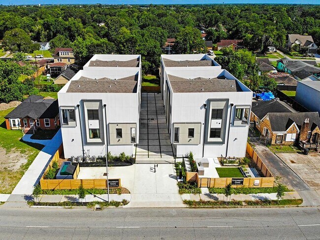 Building Photo - 4722 Old Spanish Trail