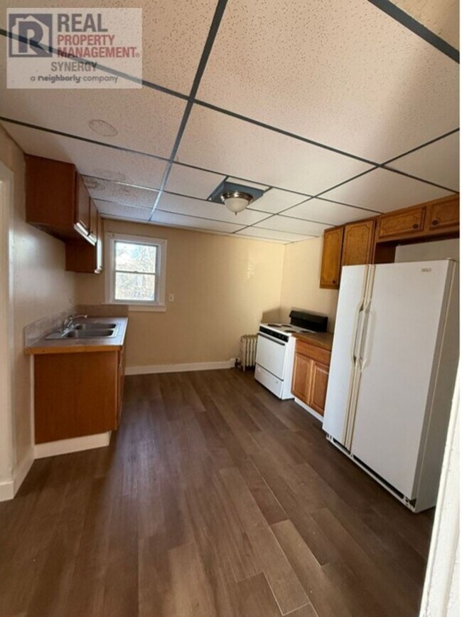Building Photo - COMING SOON - Cozy Upstairs Unit