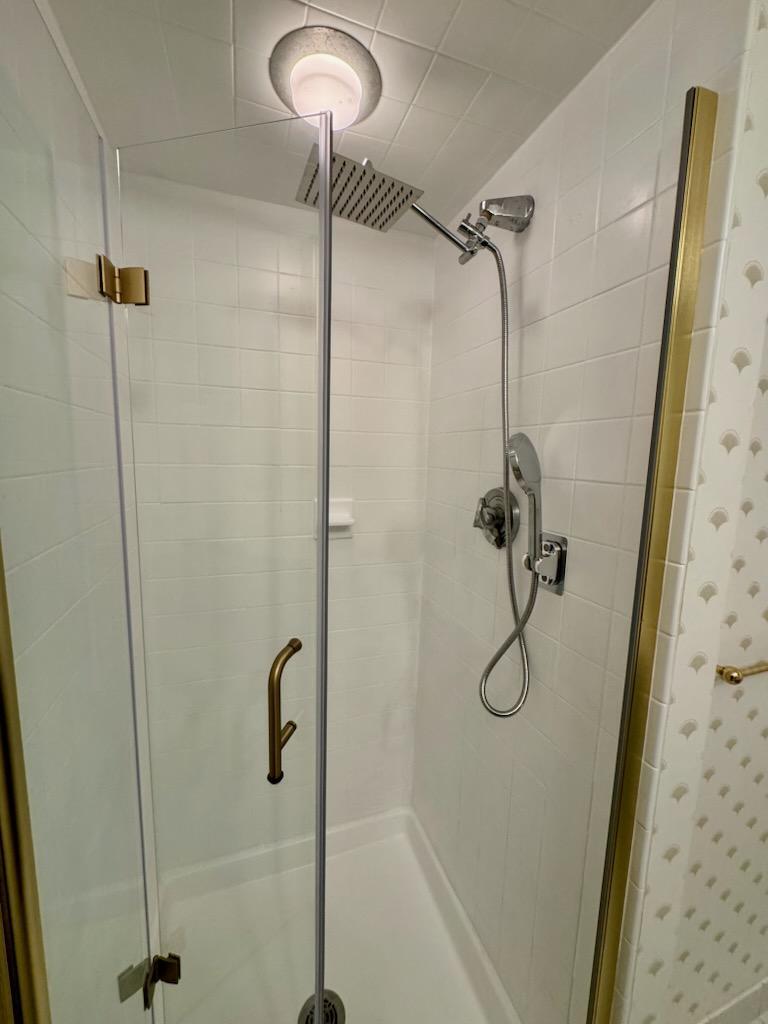 Full bathroom - 1004 Paradise Rd