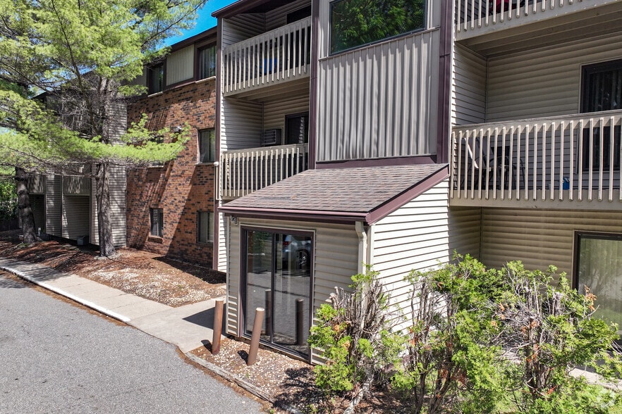 Entrance - Summit Ave Apartments