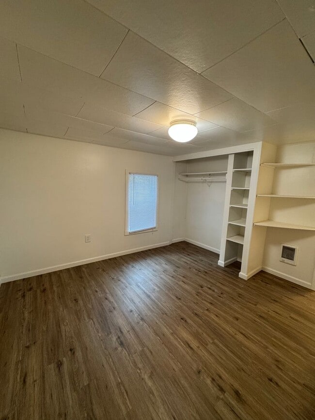 Building Photo - Small 2 bedroom home with fenced yard