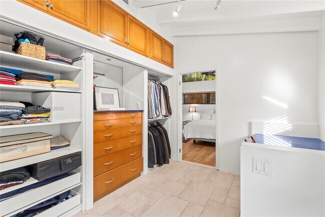 Building Photo - 2132 Middle River Dr