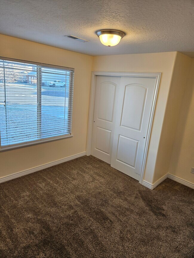 Building Photo - 1023 W Boston Ct