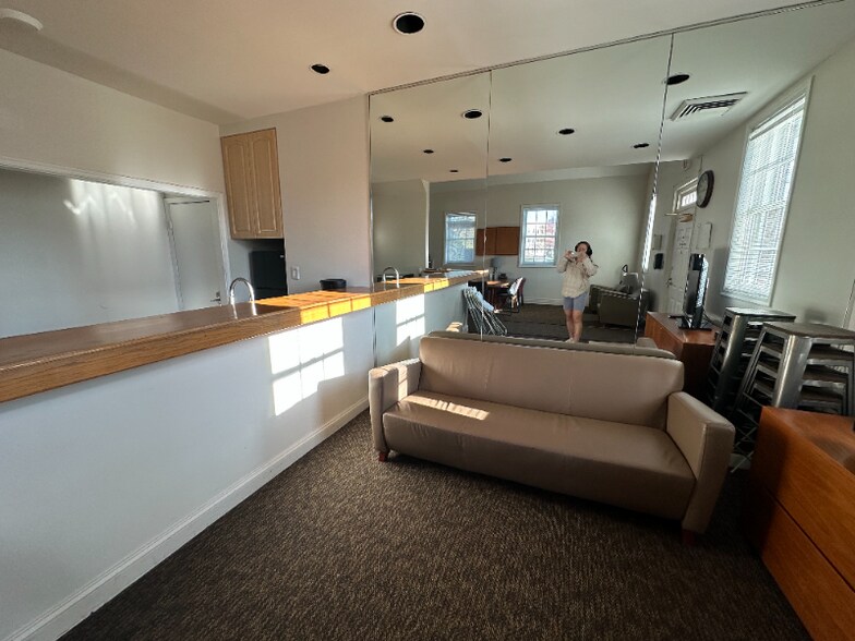 Building Photo - 1718 W Abingdon Dr