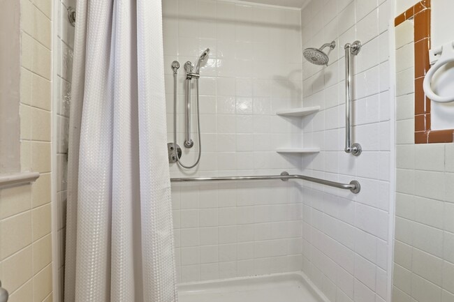 Building Photo - 2610 Hill Dr Cir