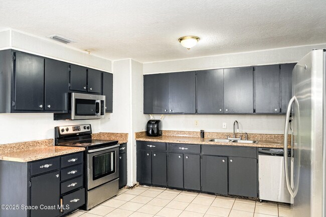 Building Photo - 935 S Varr Ave