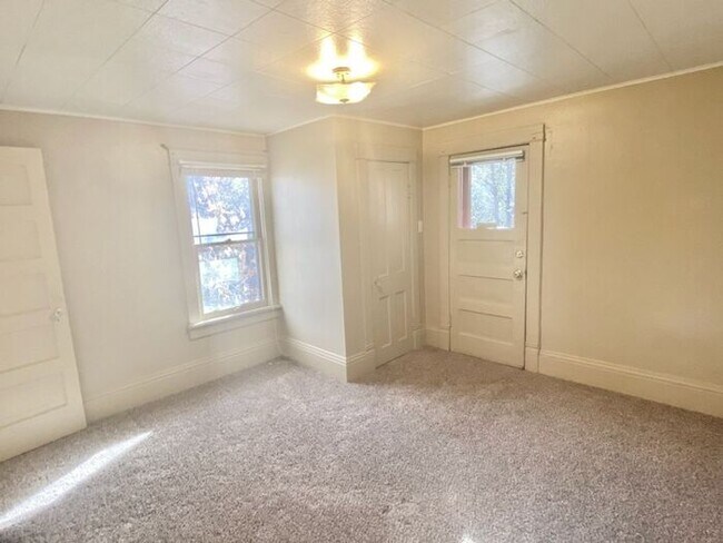 Building Photo - Nestled In A Great Neighborhood! Don't Miss this One Bedroom!