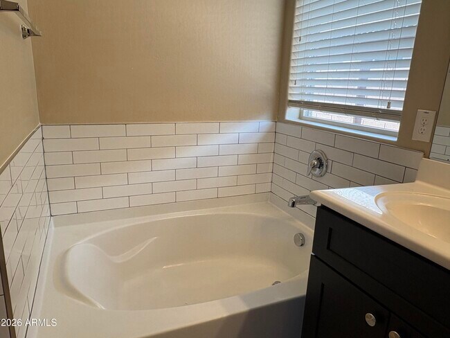 Building Photo - 2190 E Hazeltine Way