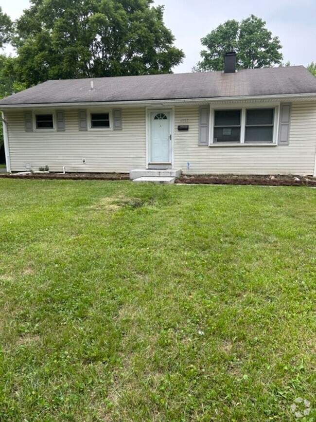 Building Photo - 3 Bedroom Home w/Large Yard and Detached G...