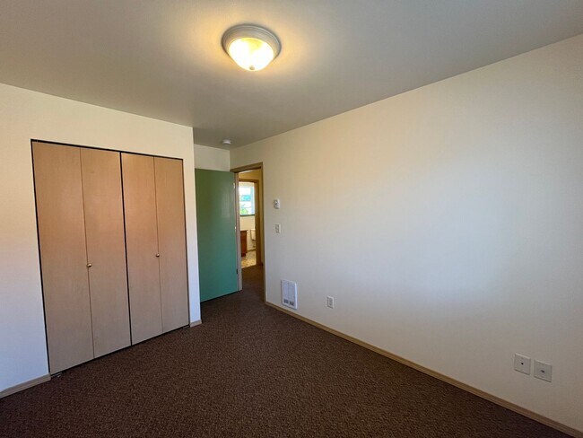 Building Photo - Three Bedroom Townhouse Style Unit