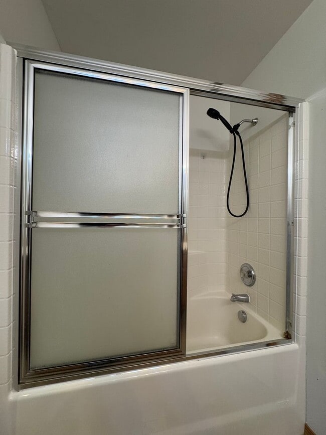 Building Photo - Beautiful Rental with Oversized Yard & Open Layout