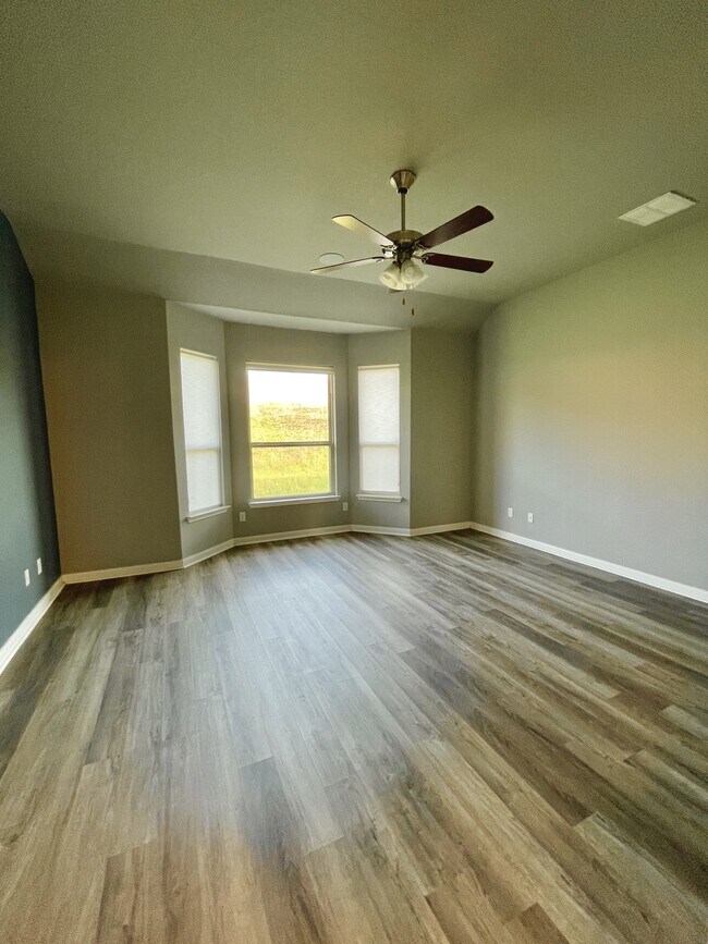Building Photo - 15306 Comanche Grv