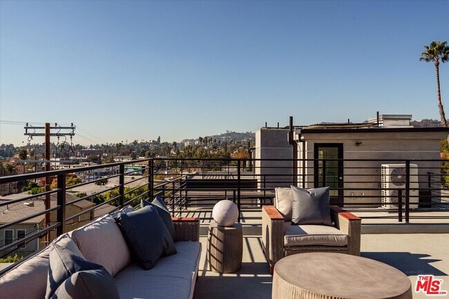 Building Photo - 2822 1/2 Avenel St