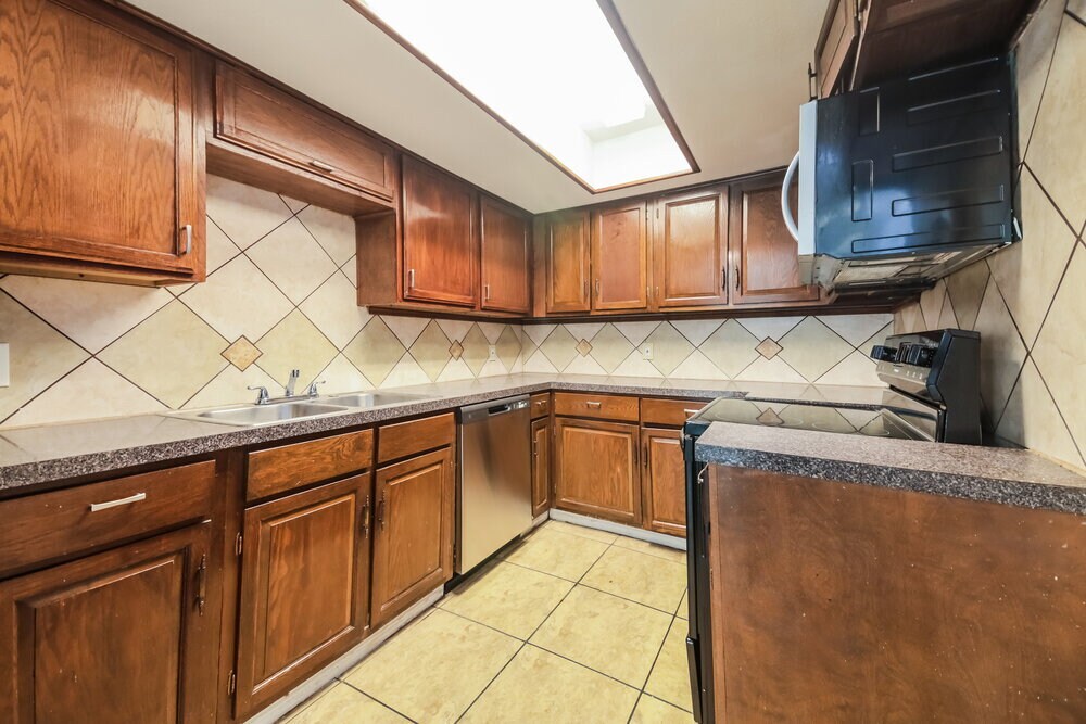 Building Photo - 742 Yale Dr