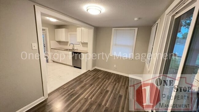 Building Photo - Beautiful 3 Bedroom 2 Bathroom in Independ...