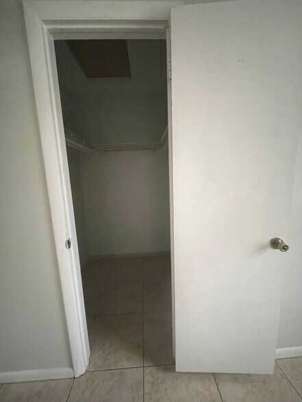 Building Photo - 1637 Barbarie Ln