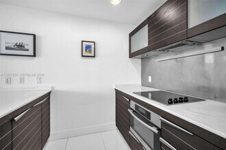 Building Photo - 200 Biscayne Blvd Way