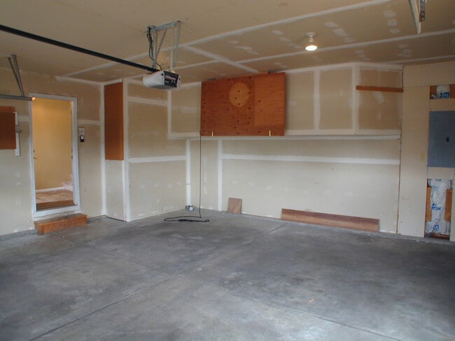 Building Photo - House For Lease