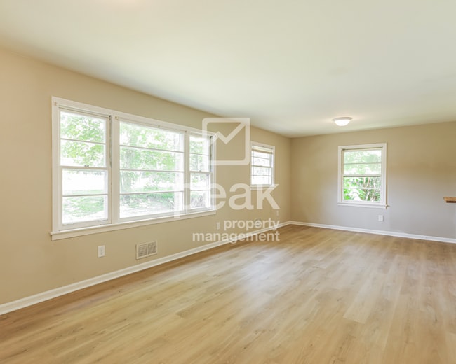 Building Photo - $1300! 3Bed/1Bath in Center Point! Available Now!