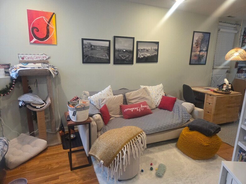 Building Photo - 2047 W Evergreen Ave