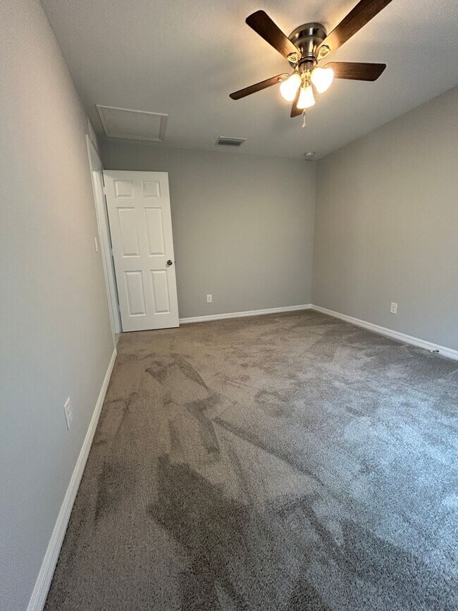 Building Photo - 4 Bedrooms 2 Baths Single-Family Fenced Ho...