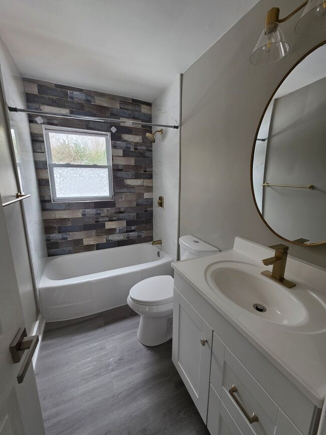 Building Photo - Totally Remodeled! Looks Fantastic!