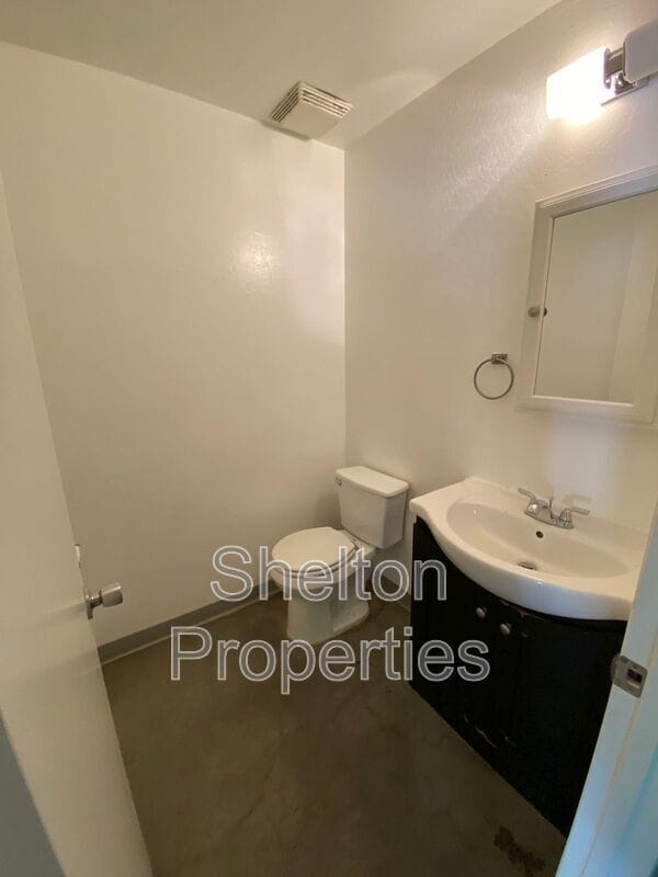 Building Photo - 2121 W Hayward Ave