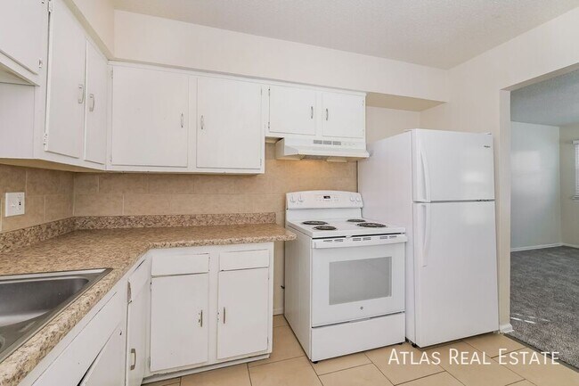 Building Photo - 906 SE 3rd Terrace