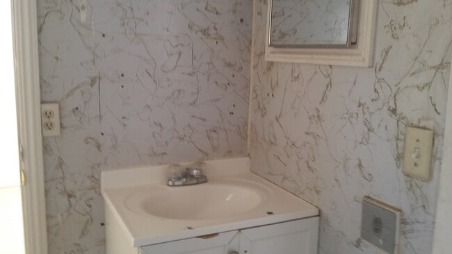 Building Photo - 2 Bed 1 Bath Home Taft CA