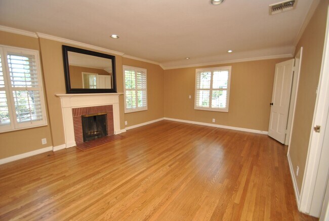 Building Photo - Stunning Colonial Revival in Bixby Knolls