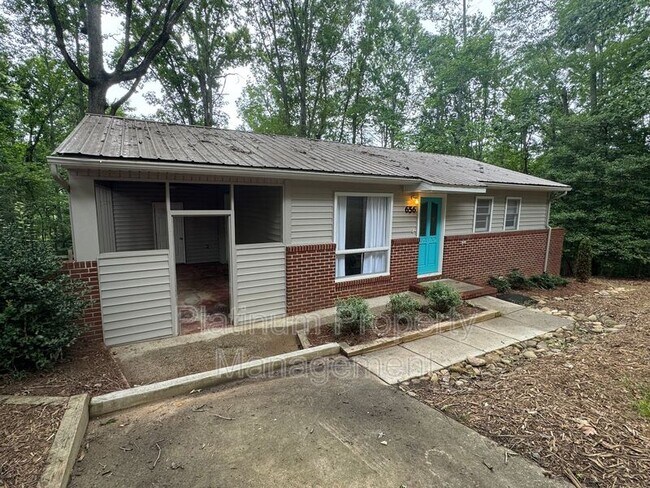 Building Photo - 656 N Chestatee St