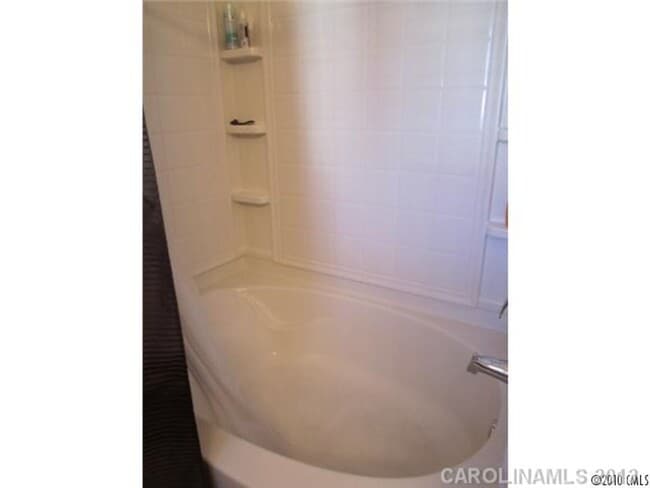 Building Photo - 3BR End Unit Townhome in Summers Walk