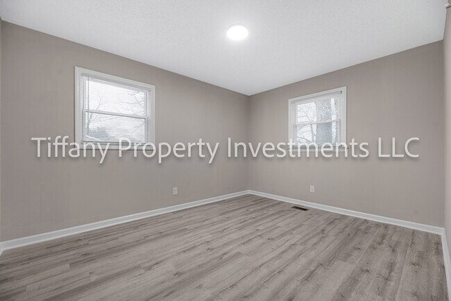 Building Photo - 2331 Woodleaf Dr