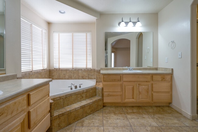 Building Photo - 3 Bedroom Plus Office in The Knolls at Little Valley