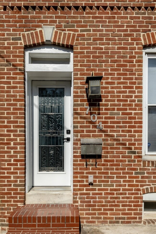 Building Photo - 704 S Highland Ave