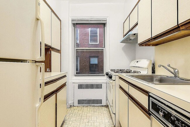 Building Photo - 110-35 72nd Rd