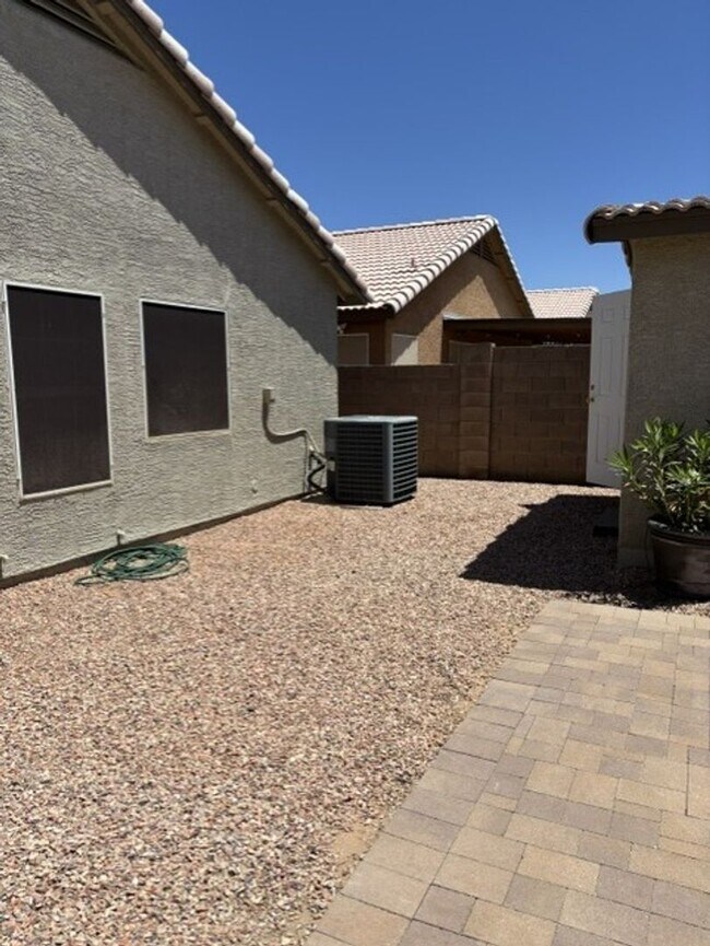 Building Photo - LOVELY SINGLE LEVEL 3 BEDROOM W/DEN 2 BATH PEORIA HOME VERY CLEAN!