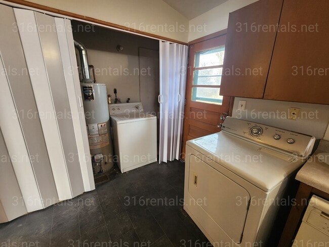 Building Photo - $1,499- 4 bedroom/ 2 bathroom Single Family Home