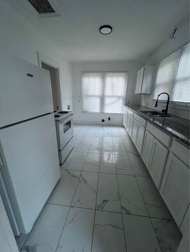 Building Photo - 2023 W Short 17th St